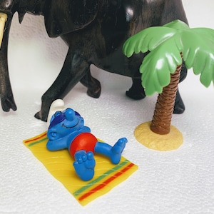 4.0261-09_Super Smurf Collection- Vintage pre-owned Smurfs Peyo Schleich Beach Holiday Smurf Schtroumpf figurine