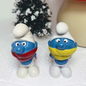 2.0004VAR02-02_Set of 2 Vintage Peyo Schleich Toy Smurf Figures 20004 Shiver wt Red or Yellow Scarf Smurfd Toy Schtroumpf Figurine