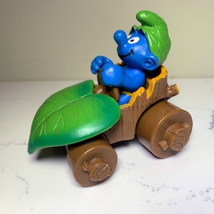 4.0264-07_Super Smurf Collection- Nice Vintage pre-owned Smurfs Peyo Schleich 40264 Leaf Car Smurf Super Schtroumpf figurine
