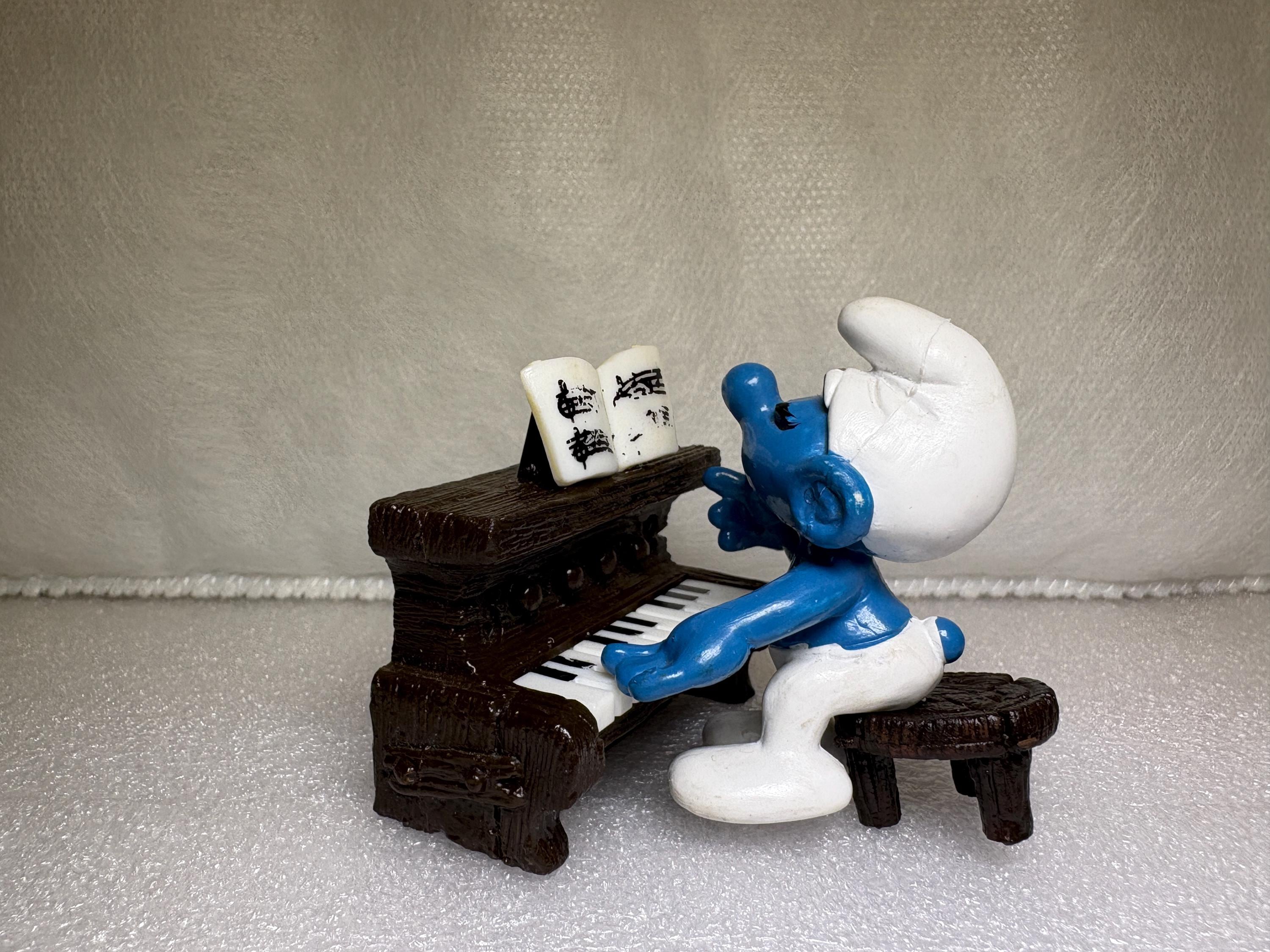 4.0229-03 VERY RARE Super Smurf Series- Vintage Pre-owned