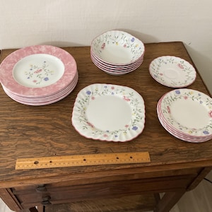 Johnson Brothers Summer Chintz Assorted Pieces.
