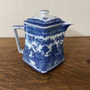 Ringtons Tea Merchant Blue Willow Teapot