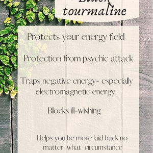 以下が含まれることがあります： 上部に「Black tourmaline」という文字が入ったグラフィック。下のテキストには、エネルギーフィールドの保護、サイキックアタックからの保護、負のエネルギーの捕捉、悪意のブロック、リラックスできるなどの利点が記載されています。
