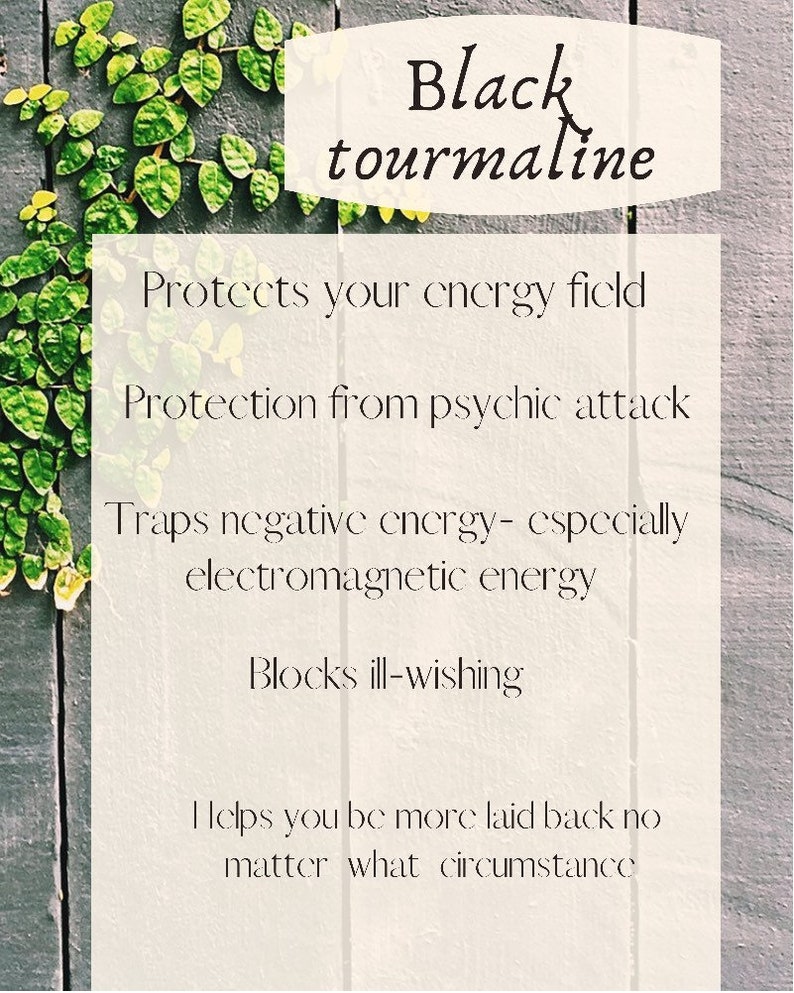 以下が含まれることがあります： 上部に「Black tourmaline」という文字が入ったグラフィック。下のテキストには、エネルギーフィールドの保護、サイキックアタックからの保護、負のエネルギーの捕捉、悪意のブロック、リラックスできるなどの利点が記載されています。