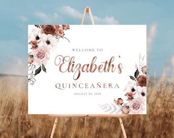 Peut inclure: Panneau d'accueil pour le Quinceañera d'Elizabeth avec un motif floral composé de roses roses et brunes, d'anémones blanches et de verdure. Le texte est en police de caractères cuivrée.