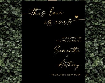 Puede incluir: Un cartel de bienvenida de boda negro con letras doradas. El cartel dice "This love is ours" con un pequeño corazón dorado. Debajo del texto, dice "Welcome to the wedding of Samantha + Anthony" y la fecha "08.20.2050 | NEW YORK".