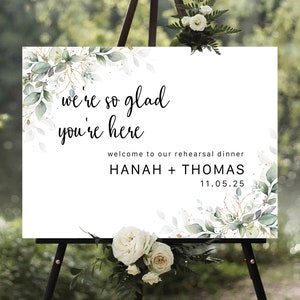 Greenery Wedding Rehearsal Dinner cartel de bienvenida, Rehearsal Dinner Welcome Sign, Estamos muy contentos de que estés aquí, Eucalyptus, Herbal, HB3
