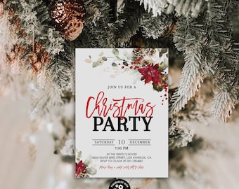 Può includere: Un invito a una festa di Natale bianco con accenti floreali rossi e verdi. L'invito recita "Join us for a Christmas Party" con la data e l'ora della festa. Il testo include anche l'indirizzo e le informazioni RSVP.