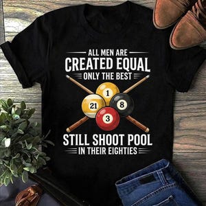 Alle Männer sind gleich geschaffen, aber nur die Besten noch schießen Pool in ihren Achtziger-T-Shirt, 80