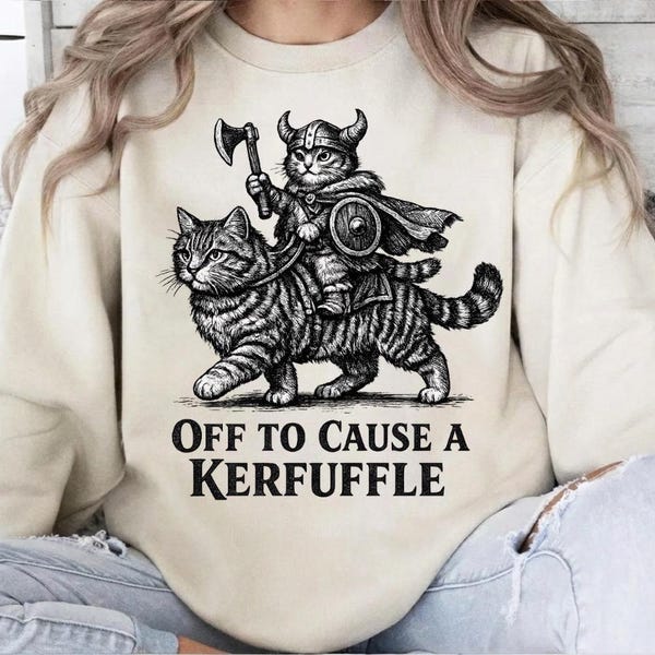 Gato medieval divertido PNG: Diseño atigrado vikingo a caballo, listo para causar revuelo (descarga digital)