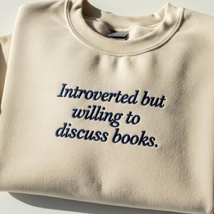 Introvert men villig att diskutera böcker broderad skjorta