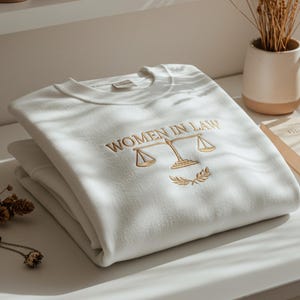 Sudadera bordada para mujeres abogadas, regalo de graduación para abogadas, suéter para abogadas, camisa para abogadas, top para la carrera legal, empoderamiento feminista, estudiante de derecho graduada