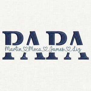 Puede incluir: Diseño bordado en azul marino con la palabra "DADA", y los nombres "Martin", "Moca", "James" y "Liz" en azul claro. Los nombres están conectados por un diseño en forma de corazón.