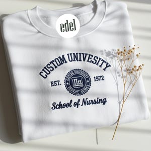 Personalisiertes Universitäts-Sweatshirt, benutzerdefinierter College-Namen Rundhalsausschnitt, Abschlussgeschenk für Studenten, besticktes graduierte Hemd für Senior