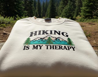 Sudadera "Senderismo es mi terapia", ropa de aventura al aire libre, regalo para amantes de la naturaleza, sudadera para entusiastas del senderismo, camiseta "Terapia en la naturaleza"