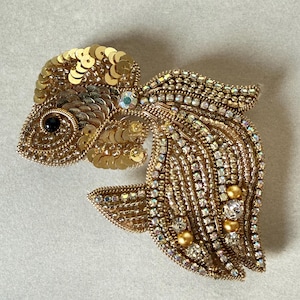 Fisch Brosche Gold | Fish Brooch Elegant | Tierbrosche Statement Schmuck | Geschenk Idee Damen | Meer inspiriert