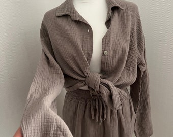 Completo oversize in garza di cotone, composto da pantaloncini larghi e blusa, ideale per il tempo libero in primavera ed estate.