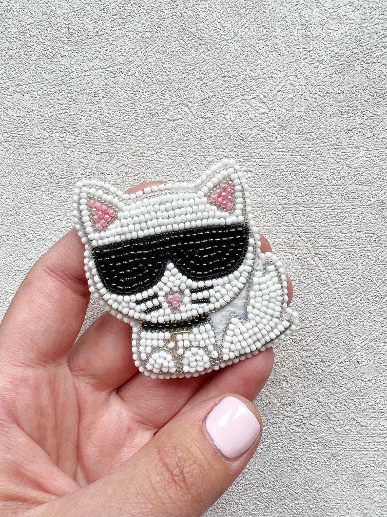 Handgemachter Karli Brosche Pin, Handstickerei Brosche Karl, Hochwertige Pin little Karl, Anstecknadel Lagerfeld, Tinartbytina Big cat