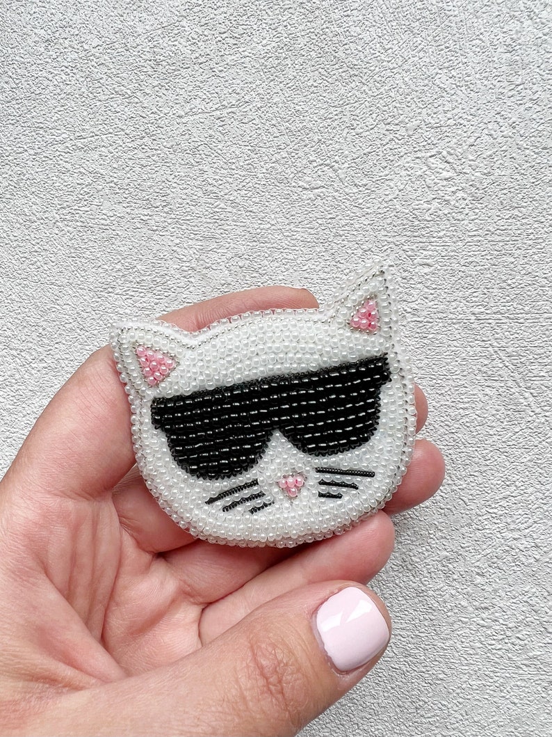 Handgemachter Karli Brosche Pin, Handstickerei Brosche Karl, Hochwertige Pin little Karl, Anstecknadel Lagerfeld, Tinartbytina Small cat