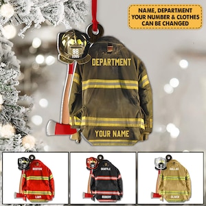 Puede incluir: Un adorno navideño personalizado con una chaqueta de bombero, un casco y un hacha. El adorno es personalizable con un nombre, un departamento y un número. El adorno se muestra sobre un fondo nevado.