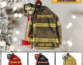 Könnte beinhalten: Ein personalisierter Weihnachtsbaumschmuck mit einer Feuerwehrjacke, einem Helm und einer Axt. Der Schmuck ist mit einem Namen, einer Abteilung und einer Nummer personalisierbar. Der Schmuck ist vor einem schneebedeckten Hintergrund abgebildet.
