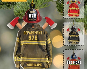 Könnte beinhalten: Ein personalisierter Weihnachtsbaumschmuck mit einer Feuerwehrjacke mit gekreuzten Äxten und einem Helm. Der Schmuck ist mit den Worten "Department 978" und "Your Name" verziert.