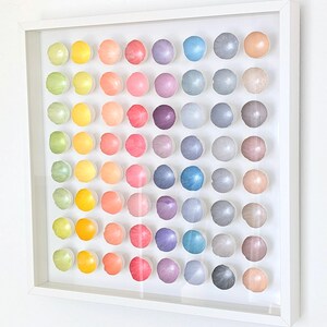 Könnte beinhalten: Ein Set aus drei Keramikbechern mit gesprenkelter, matter Oberfläche. Jeder Becher hat eine andere Farbe: hellblau, creme und grau. Die Becher haben ein schlichtes, modernes Design und einen bequemen Griff.
