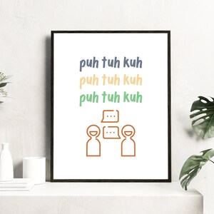 Può includere: Un design di arte da parete stampabile con il testo "puh tuh kuh" ripetuto tre volte in diversi colori. Il testo è sopra un semplice disegno a linee di due persone con bolle di dialogo.