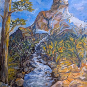 Könnte beinhalten: Ein Gemälde einer Berglandschaft mit einem Bach, der im Vordergrund fließt. Der Bach ist von Felsen und Bäumen umgeben. Der Berg im Hintergrund ist hellbraun und hat einen gezackten Gipfel. Der Himmel ist hellblau mit weißen Wolken.