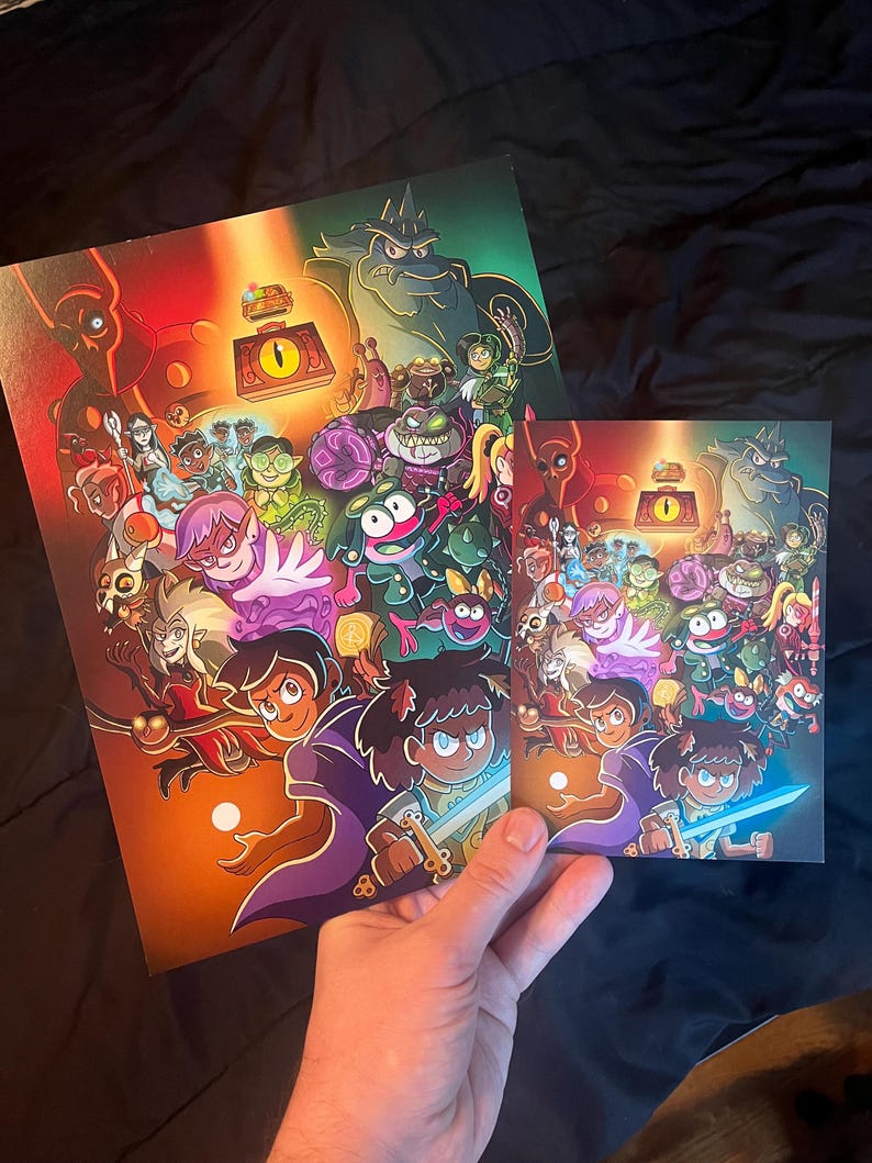 Pode incluir: Duas impress&otilde;es de uma ilustra&ccedil;&atilde;o colorida com um grupo de personagens de desenhos animados, incluindo uma menina com cabelo castanho e uma capa roxa, uma criatura verde semelhante a um sapo e um monstro grande, cinza e peludo. A ilustra&ccedil;&atilde;o est&aacute; sobre um fundo escuro com um orbe brilhante no centro.