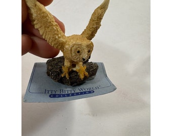 Vintage 1986 ITTY BITTY WORLD Resin Owl Wings Spread on Log Cute Shelf decor 2” - Cute Owl Decor Kitschy A4:2