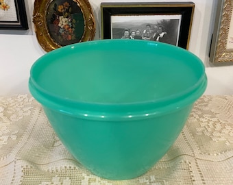 Vintage Tupperware Bowl Jadeite Green 679-5 - great condition - Jadeite Stand Small Bowl - 70s Tupperware - cool retro kitchenware