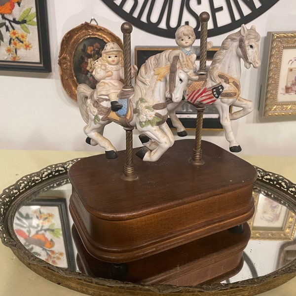 VTG Carousel Horse Music Box For Mantel Vanity Decor, Patriotic Flag Saddle Boy And Girl Riding Ponies