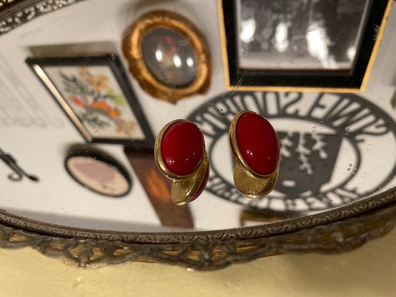 Vintage Retro TRIFARI Oval Gold with Red Center S… - image 1