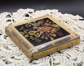Powder Compact 3.75in Lucite Lid Faux Floral Needlework Brass c1950s Sifter Vtg