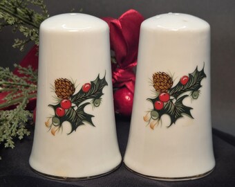 Vintage Holly Berry Salt and Pepper Shakers Ceramic Gold Trim Japan Christmas 3"