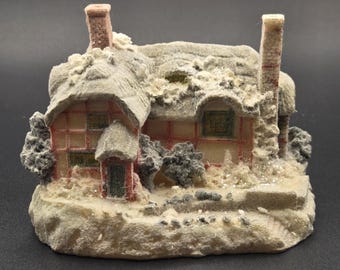Lilliput Lane Snow Covered Thatched Roof Miniature House