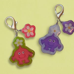 Llavero con adorable criatura: clip para bolso de monstruo kawaii con detalle floral / Personaje de dibujos animados hecho a mano / Dije para bolso Y2K Kidcore