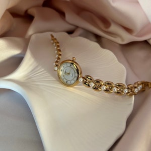 Gold Womens Wrist Watch, Pearl Bracelet Vintage Watch, Womens Vintage Watch, Round Dial Retro Watch, Best Gift for Min, Present Idea