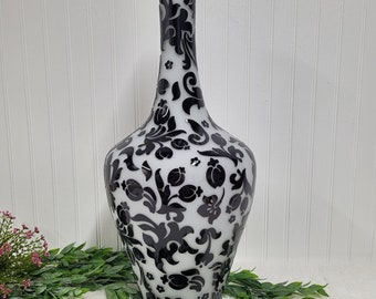 Peking Glass Chinese 19th Century Glossy Black and Matte White Vase