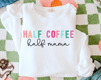 SVG mitad mamá mitad café, PNG sarcástico, PNG retro, PNG divertido, PNG de maternidad, PNG de moda, PNG de mamá, PNG de vida de mamá, Club de mamás geniales, Preppy