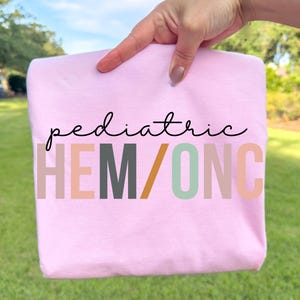 Pediatryczny HEM/ONC SVG, Modny Png, Pielęgniarka Png, Wdzięczność Png, Lato Png, Preppy Png, Opieka zdrowotna Png, Zawodowy Png, Kariera Png, Rzemiosło