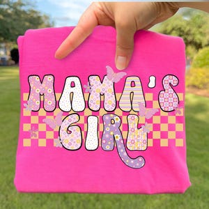Mama's meisje png, retro png, klein meisje png, shirt png, retro png, kinderen png, preppy png, bloemen png, jaren 90 png, geruit png, vlinders png afbeelding 1