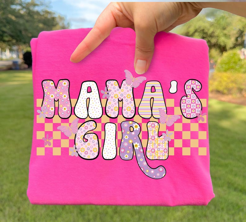 Mama's meisje png, retro png, klein meisje png, shirt png, retro png, kinderen png, preppy png, bloemen png, jaren 90 png, geruit png, vlinders png afbeelding 1