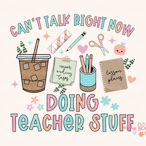 Puede incluir: Ilustración digital con el texto "CAN'T TALK RIGHT NOW DOING TEACHER STUFF". La imagen incluye una taza de café, lápices, un cuaderno y otros útiles escolares en colores pastel. También son visibles las palabras "never ending tasks".