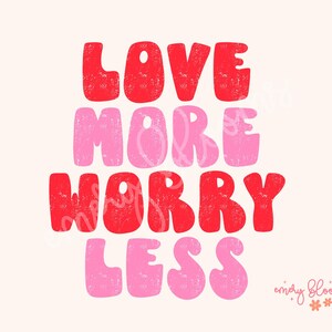 Love More Worry Less PNG-sublimatie retro helder kleurrijk Valentijnsdag ontwerp getextureerd trendy groovy shirt digitaal ontwerp download DTF