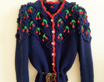 Pull cerise tricoté à la main des années 1960 cardigan brodé à la main pull autrichien pull bavarois Tirol