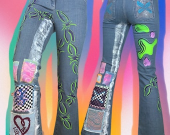 Jeans personalizados com estampa gráfica pintada à mão em patchwork e adesivos de colagem