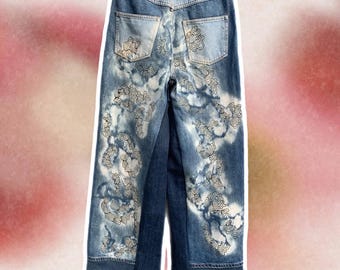 Jeans azul patchwork pintado à mão com motivo de redemoinho abstrato