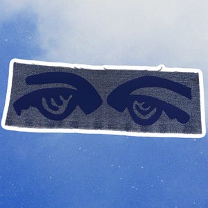 Peut inclure: Un patch bleu marine avec une illustration stylisée de deux yeux. Les yeux sont bleu foncé et se détachent sur un fond texturé, semblable à du denim, encadré d'une bordure blanche. Le fond est un dégradé de bleu et de blanc.